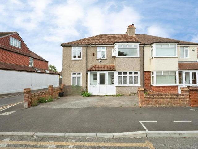 House for sale in The Hamptons, Greater London