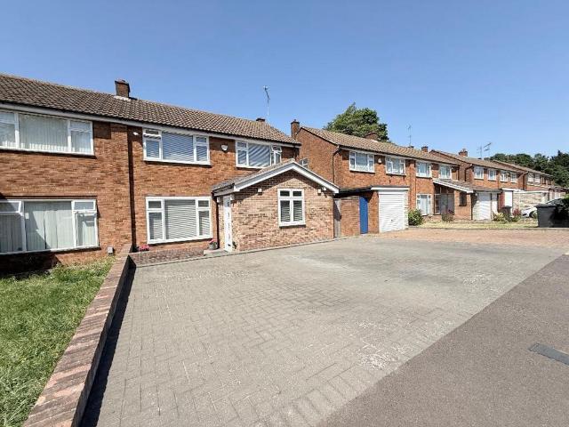 House for sale in Spring Park, Luton