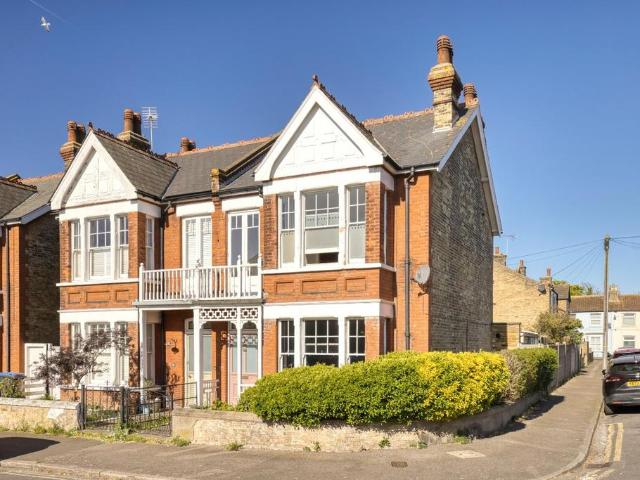 House for sale in Upton, Acol