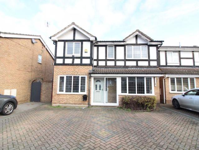 House for sale in Woodside Estate, Houghton Regis
