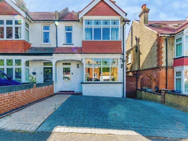 House for sale in London Borough of Croydon, Sanderstead