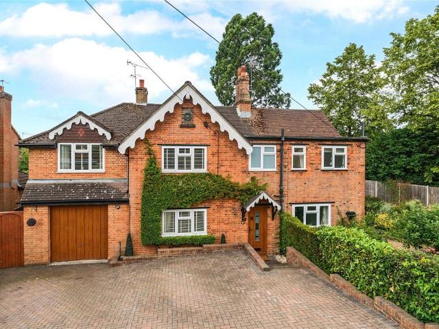 House for sale in Heol-las, Surrey