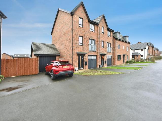 House for sale in Guide Bridge, Greenheys