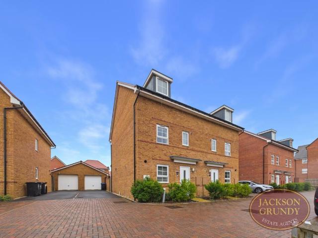 House for sale in Overstone, Moulton