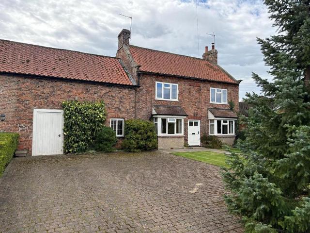 House for sale in Scruton