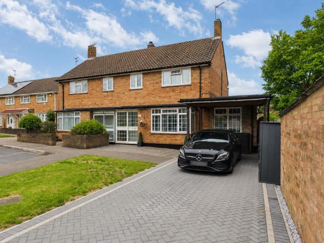 House for sale in Counters End, Pouchen End