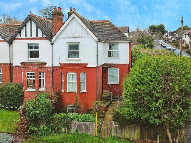 House for sale in Manor Estate, Pouchen End