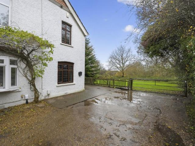 House for sale in Hillview, Surrey