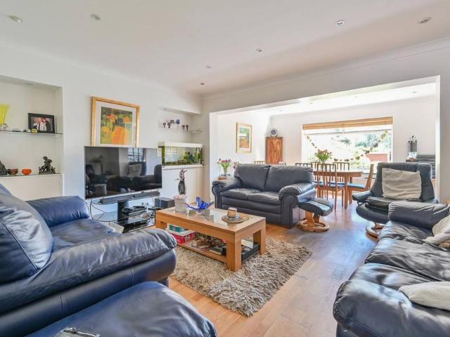 House for sale in Bushey, Bushey Heath
