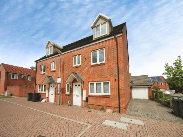House for sale in Spring Park, Luton