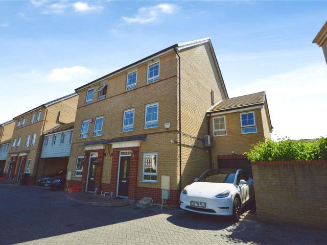 House for sale in Lee Chapel, Essex