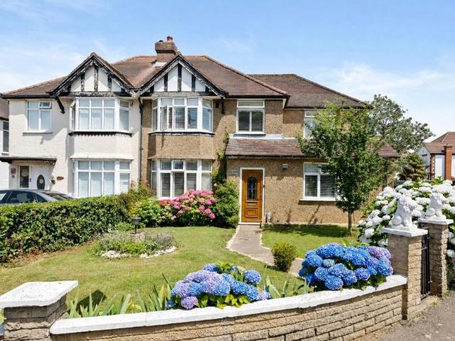 House for sale in London Borough of Croydon, Sanderstead