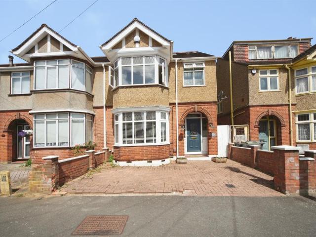 House for sale in Spring Park, Luton