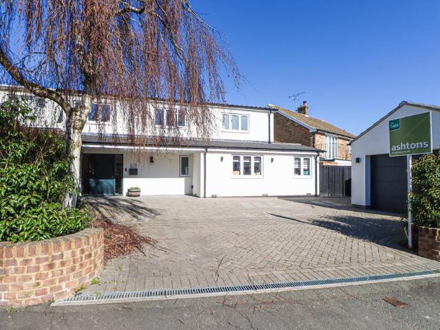 House for sale in Hatching Green, Five Acres