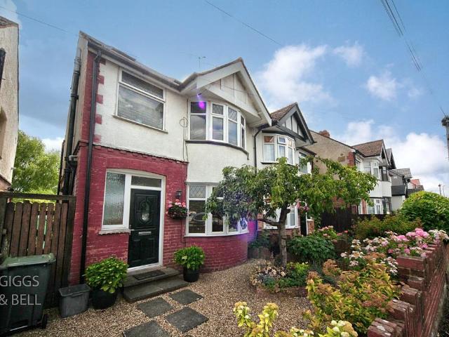 House for sale in Luton
