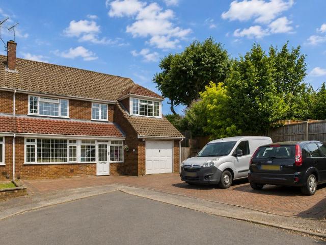 House for sale in Bennetts End, Pouchen End
