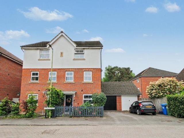 House for sale in The Crescent, Farnborough