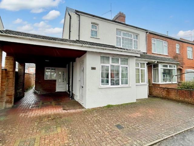 House for sale in Spring Park, Luton