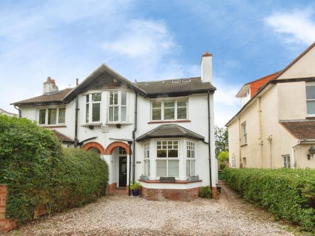 House for sale in Heol-las, Surrey