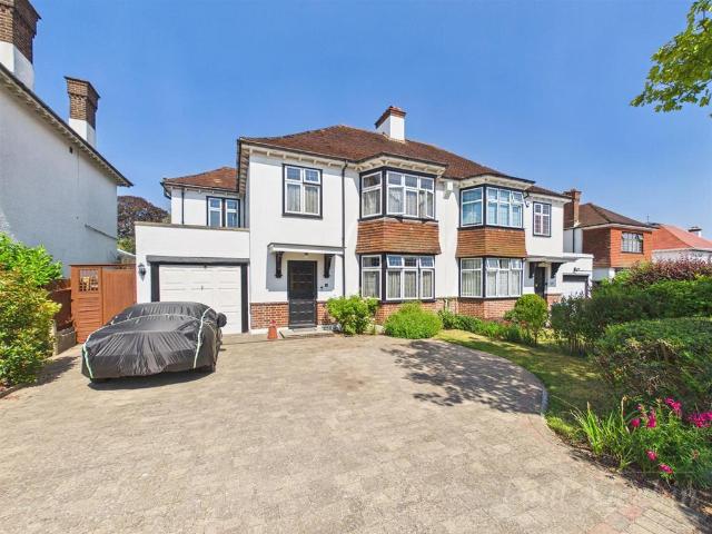 House for sale in London Borough of Croydon, Sanderstead