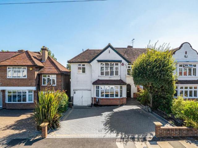 House for sale in Little Stanmore, Greater London