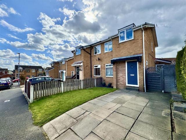 House for sale in Mapplewell, South Yorkshire