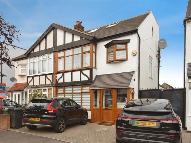 House for sale in Chingford Mount, Greater London
