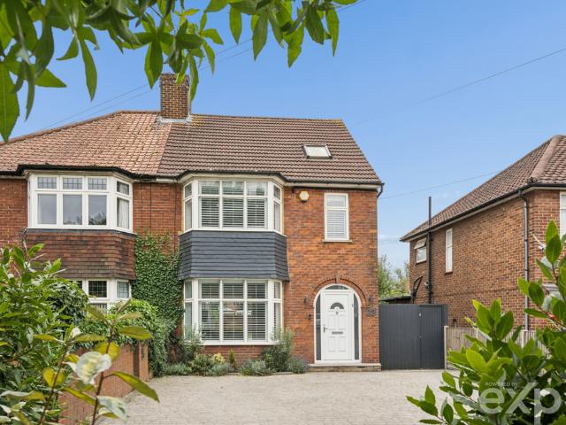 House for sale in Mill Hill, Greater London