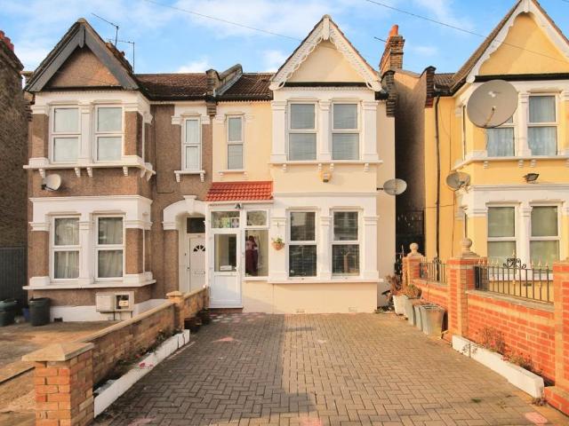 House for sale in Newbury Park, Greater London
