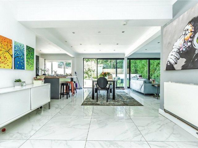 House for sale in Caterham on the Hill, Hillview