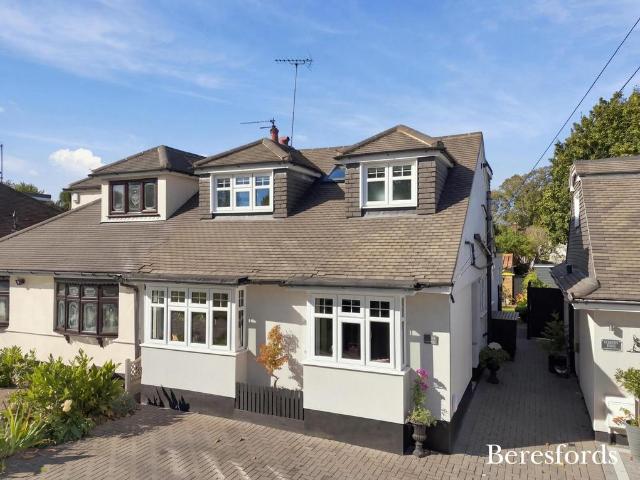 House for sale in Pilgrims' Hatch, Brentwood