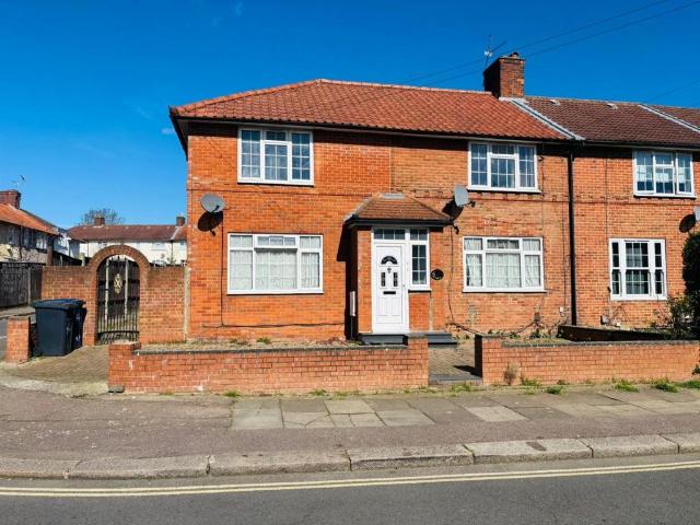 House for sale in Mill Hill, Greater London