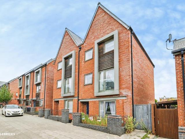 House for sale in Upton