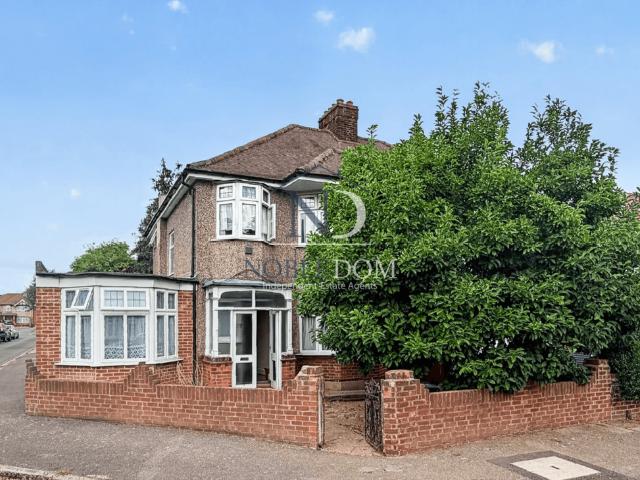House for sale in Lampton, Greater London