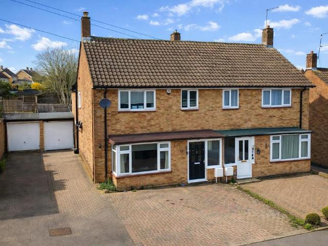 House for sale in Counters End, Pouchen End