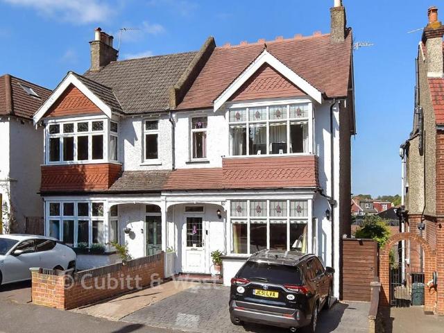 House for sale in London Borough of Croydon, Sanderstead