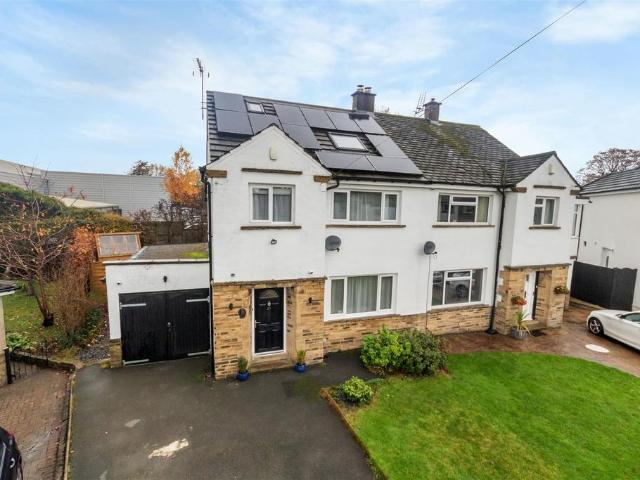 House for sale in Tranmere Park, Guiseley
