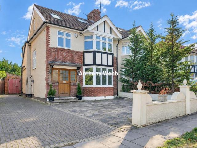House for sale in Oakwood, Greater London