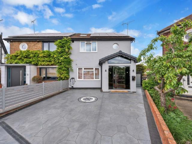 House for sale in London Borough of Ealing, Hanwell