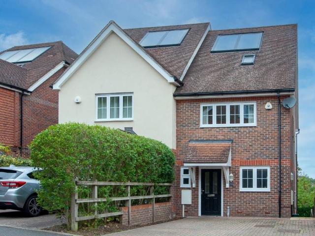 House for sale in Caterham Valley, Hillview