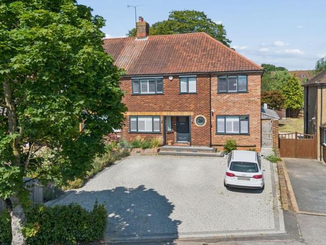 House for sale in Moneyhill, Batchworth