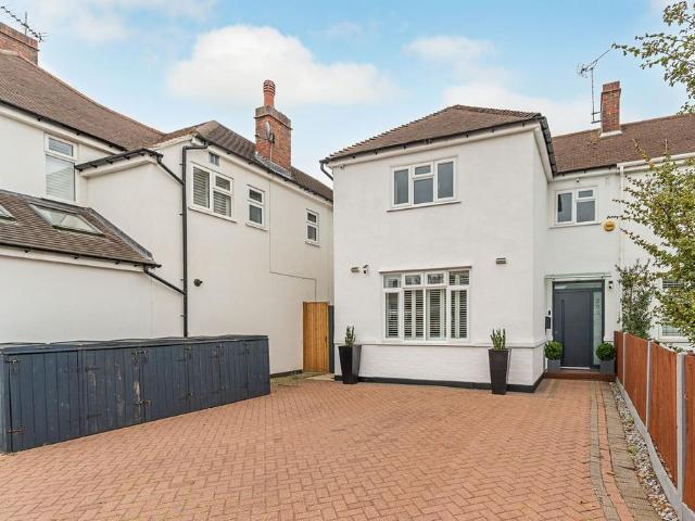 House for sale in Motspur Park, Greater London