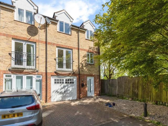 House for sale in Austhorpe, West Yorkshire