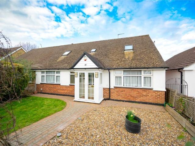 House for sale in How Wood, Five Acres