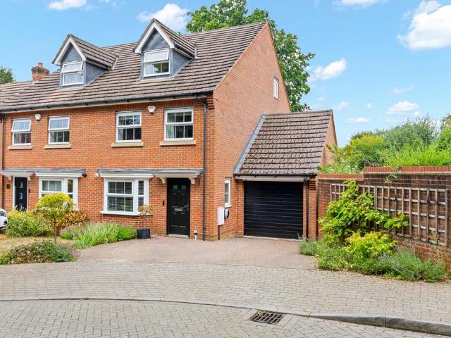 House for sale in Caterham on the Hill, Hillview
