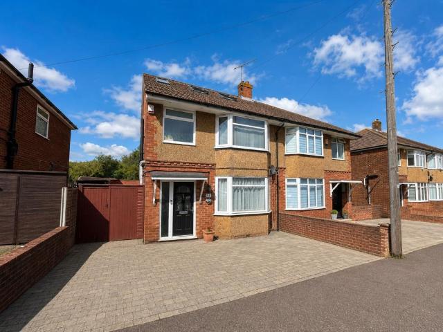 House for sale in Spring Park, Luton