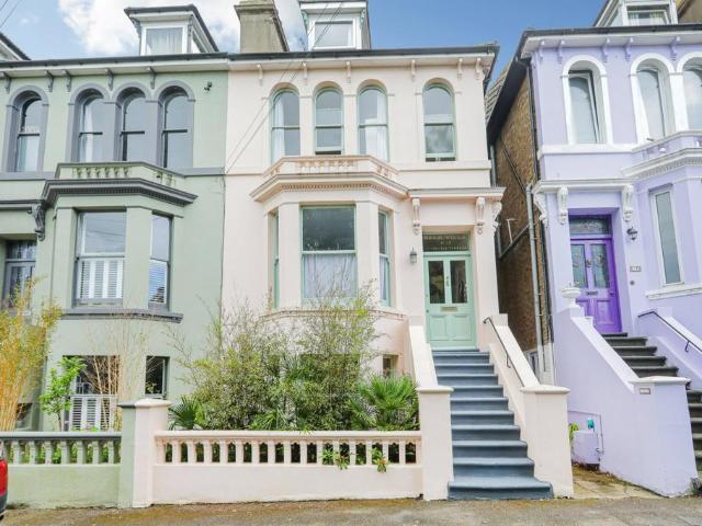 House for sale in Upton, Acol