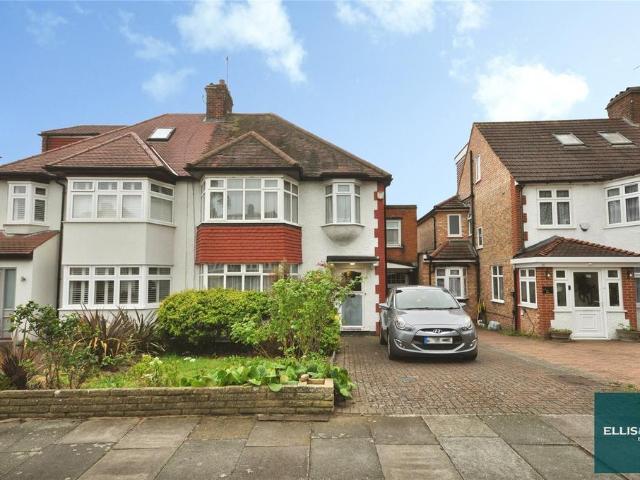 House for sale in North Finchley, Greater London