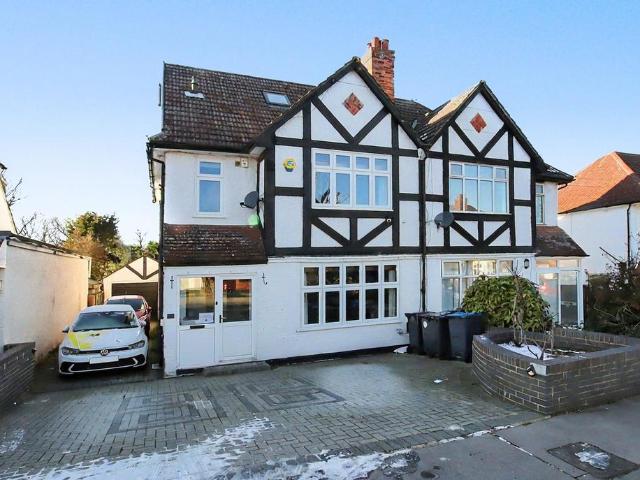 House for sale in London Borough of Croydon, Shirley