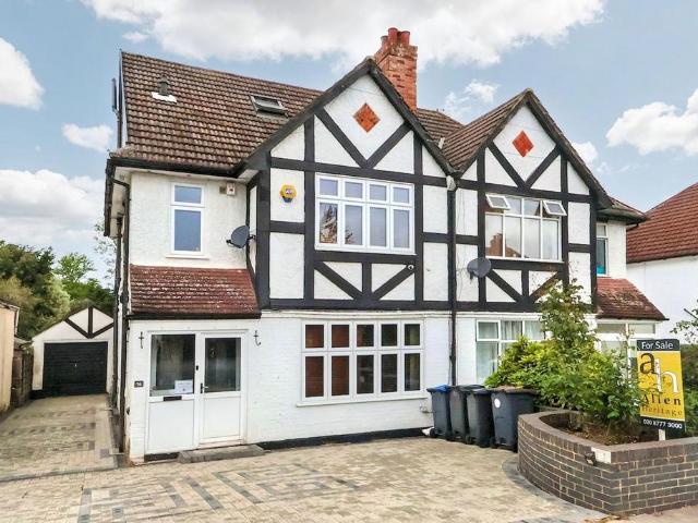 House for sale in London Borough of Croydon, Shirley